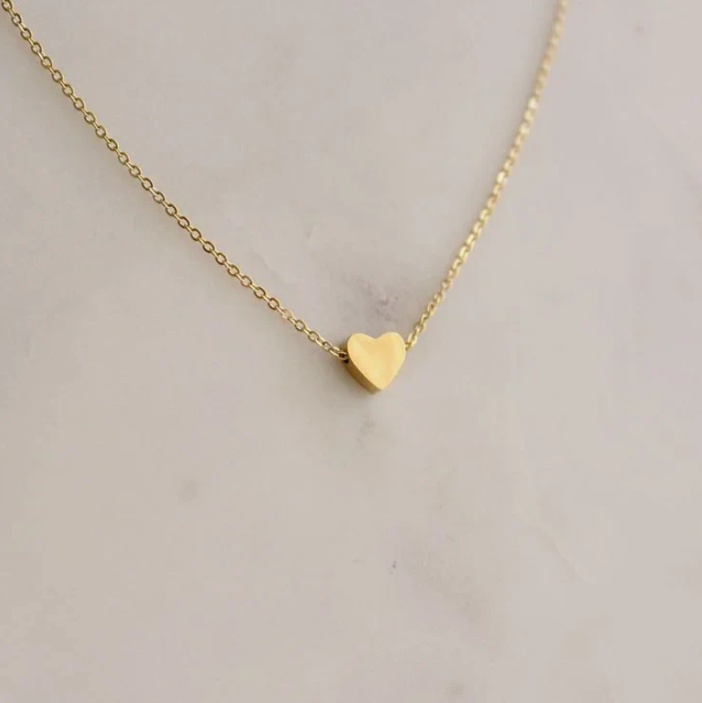 Golden Heart Pendant Necklace – Timeless Elegance