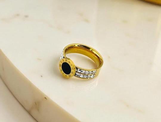 Luxury Gold Ring for Women – Black Round Stone Crystal Band