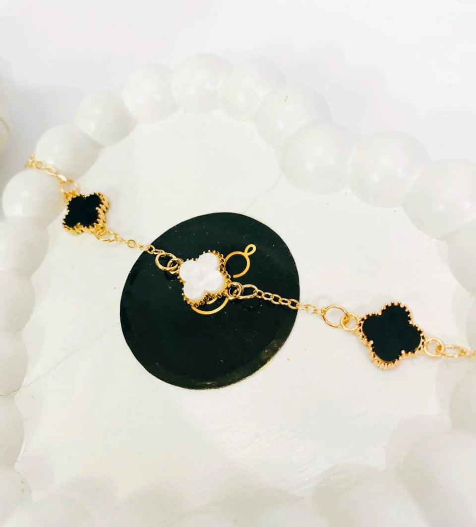 Golden Four-Leaf Clover Bracelet – Reversible Black & White Mother-of-Pearl Style Lucky Charm Jewelry
