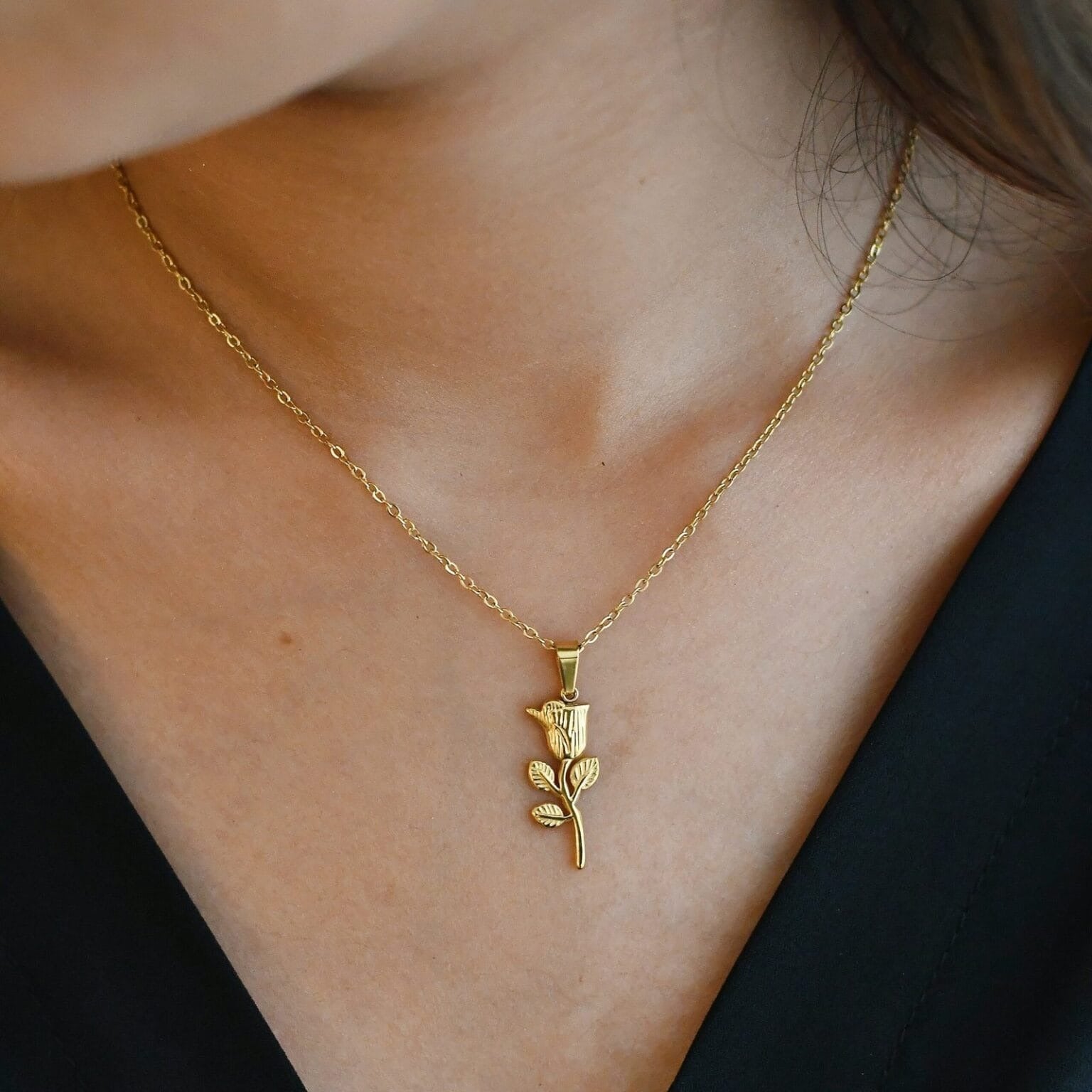 Elegant Gold Rose Pendant Necklace